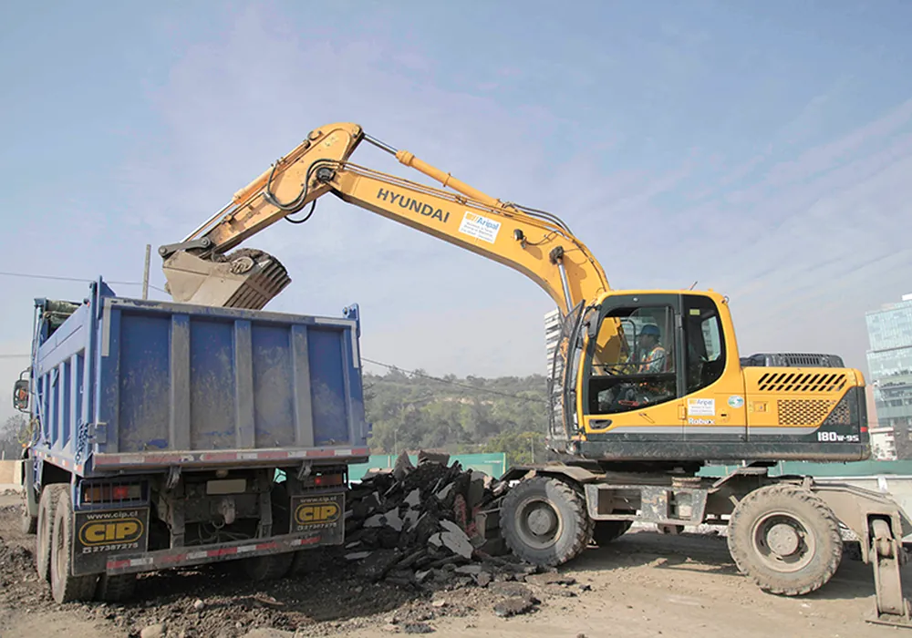 Excavadora neumática Hyundai cargando material en camión tolva