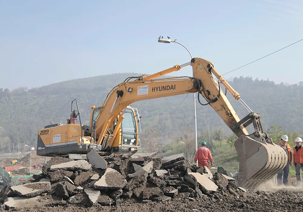Excavadora con martillo hidráulico en demolición