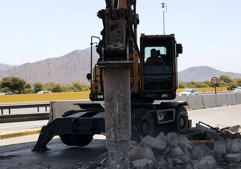 Excavadora con martillo hidráulico