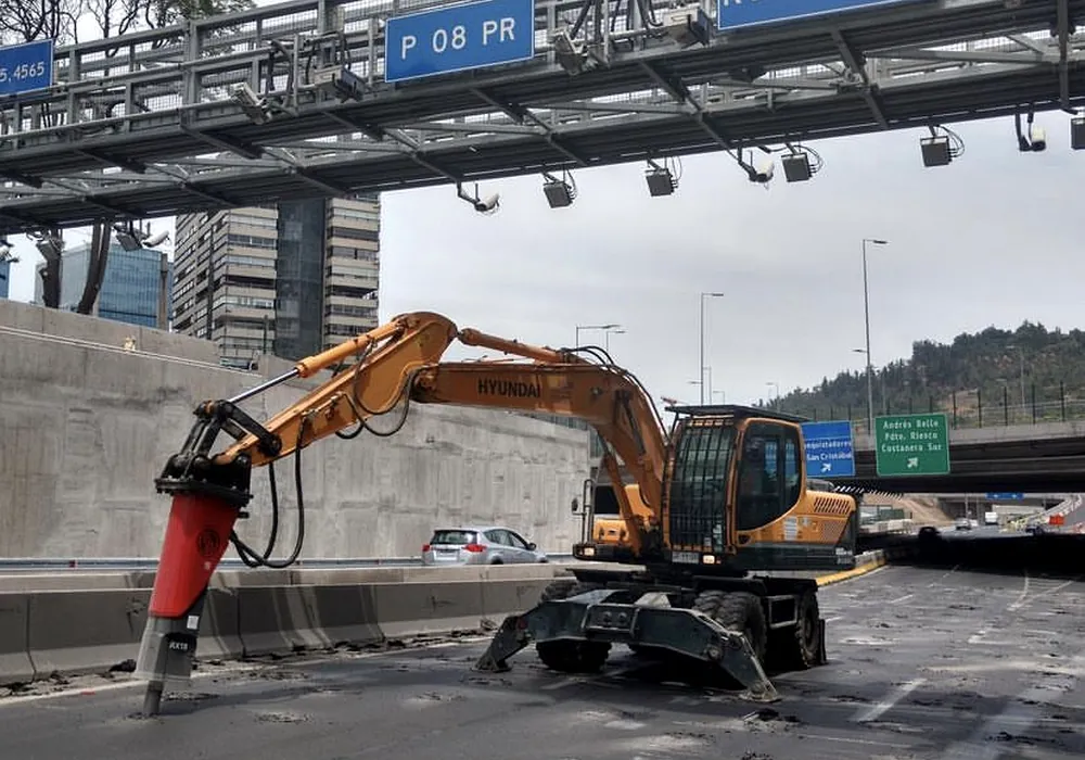 Demolición con martillo hidráulico en obra vial