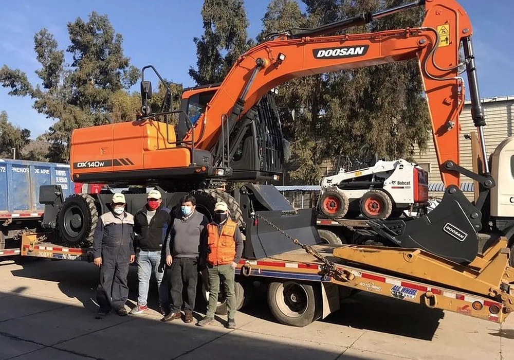 Excavadora sobre cama baja para traslado