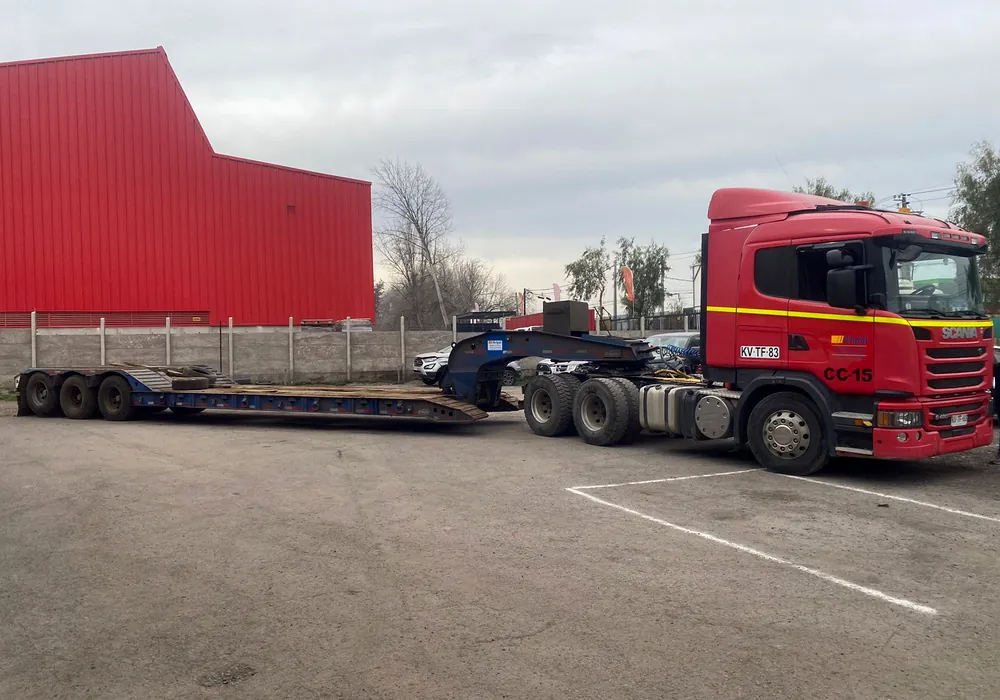 Scania con cama baja para traslado de maquinaria