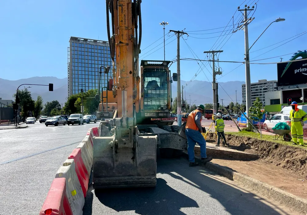 Maquinaria pesada trabajando en obra